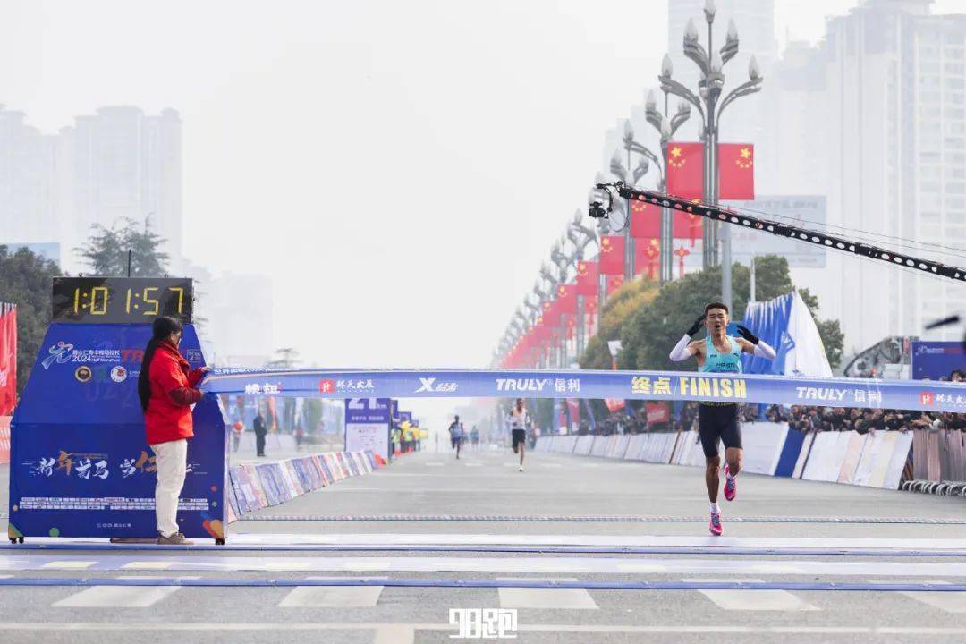 关于体操赛场再起风云：中原青龙队险胜河套火狐队，赛场气氛火爆赛场纪律更严谨的信息