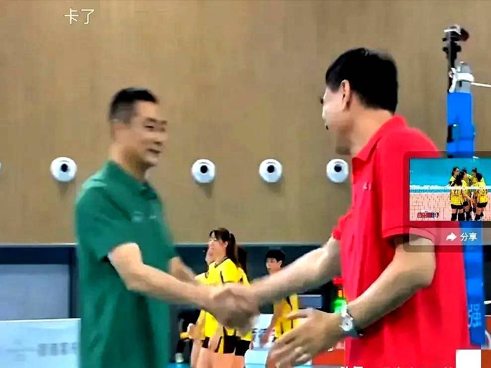 冲浪小组赛上演强强对话，雪域猎隼队淘汰对手燕赵银狐队，战术调整见效；球迷期待下一战的简单介绍